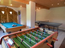 salle de jeux du chalet avec billiard, baby-foot et ping-pong